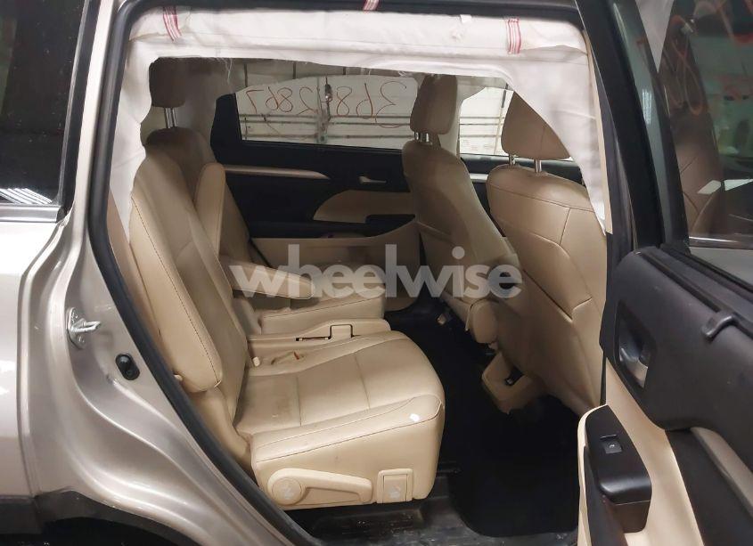 Photo 8 of 2015 Toyota Highlander XLE V6 (VIN 5TDJKRFH4FS096687)