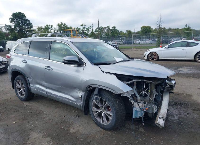 2015 Toyota Highlander XLE V6 (VIN 5TDJKRFH4FS106943) main photo