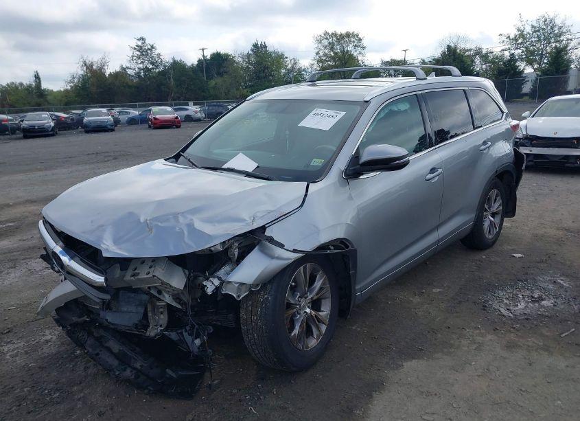 Photo 2 of 2015 Toyota Highlander XLE V6 (VIN 5TDJKRFH4FS106943)
