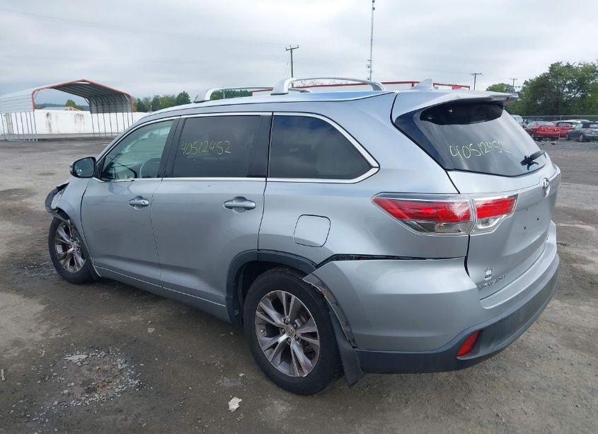 Photo 3 of 2015 Toyota Highlander XLE V6 (VIN 5TDJKRFH4FS106943)