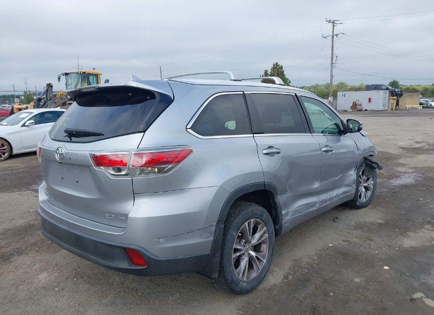 Photo 4 of 2015 Toyota Highlander XLE V6 (VIN 5TDJKRFH4FS106943)