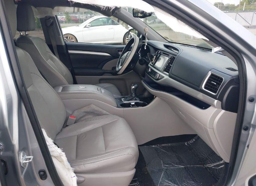 Photo 5 of 2015 Toyota Highlander XLE V6 (VIN 5TDJKRFH4FS106943)