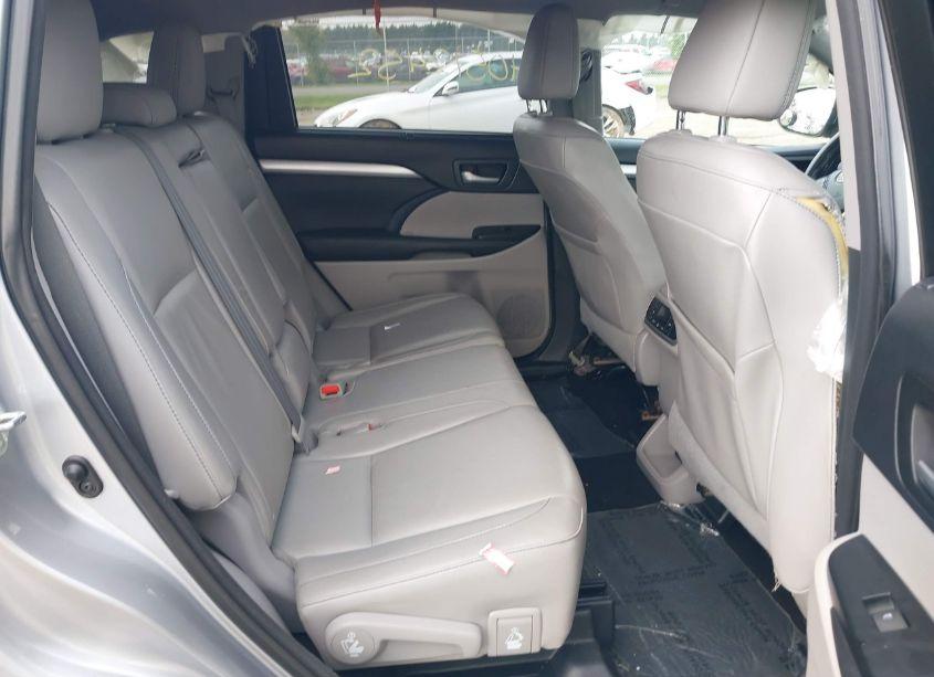 Photo 8 of 2015 Toyota Highlander XLE V6 (VIN 5TDJKRFH4FS106943)