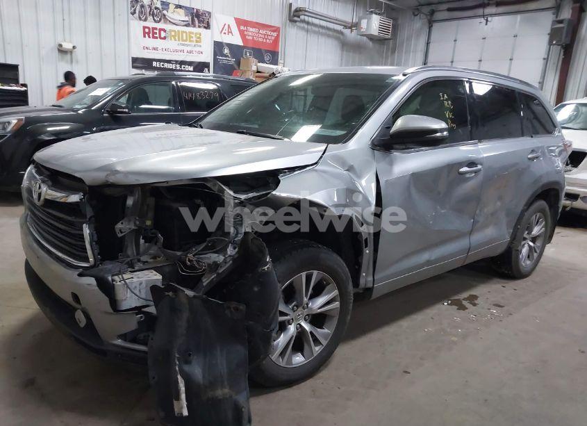 Photo 2 of 2015 Toyota Highlander XLE V6 (VIN 5TDJKRFH4FS214334)