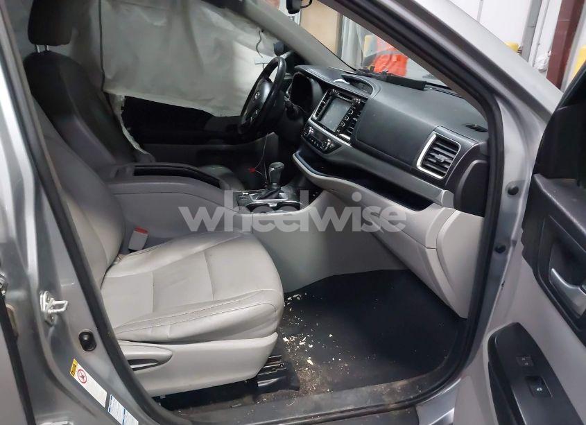 Photo 5 of 2015 Toyota Highlander XLE V6 (VIN 5TDJKRFH4FS214334)