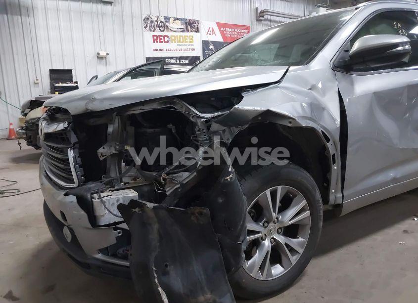 Photo 6 of 2015 Toyota Highlander XLE V6 (VIN 5TDJKRFH4FS214334)
