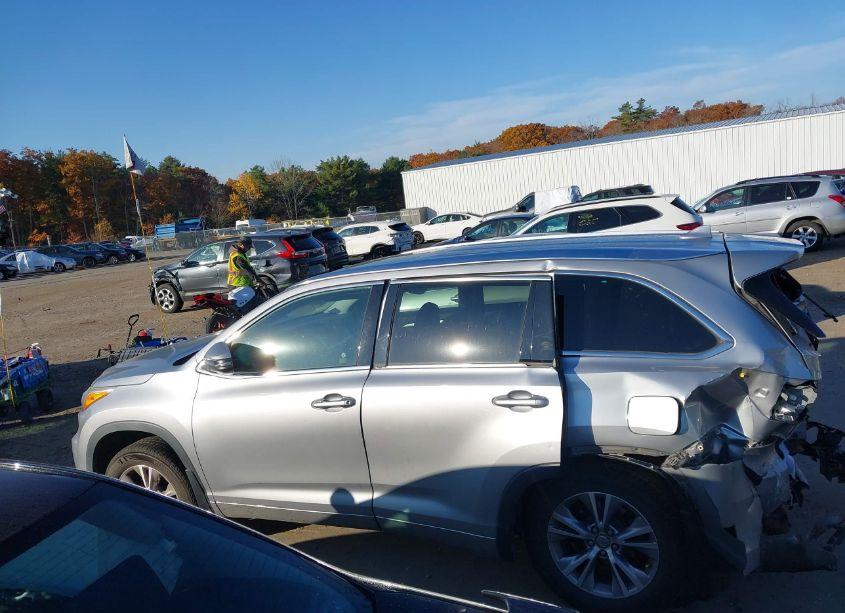 Photo 14 of 2015 Toyota Highlander XLE V6 (VIN 5TDJKRFH4FS224118)