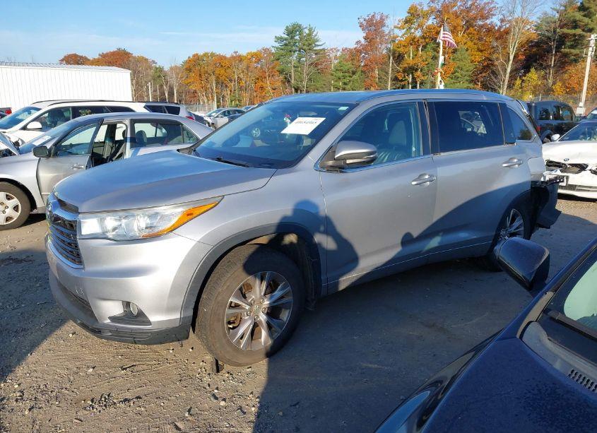 Photo 2 of 2015 Toyota Highlander XLE V6 (VIN 5TDJKRFH4FS224118)