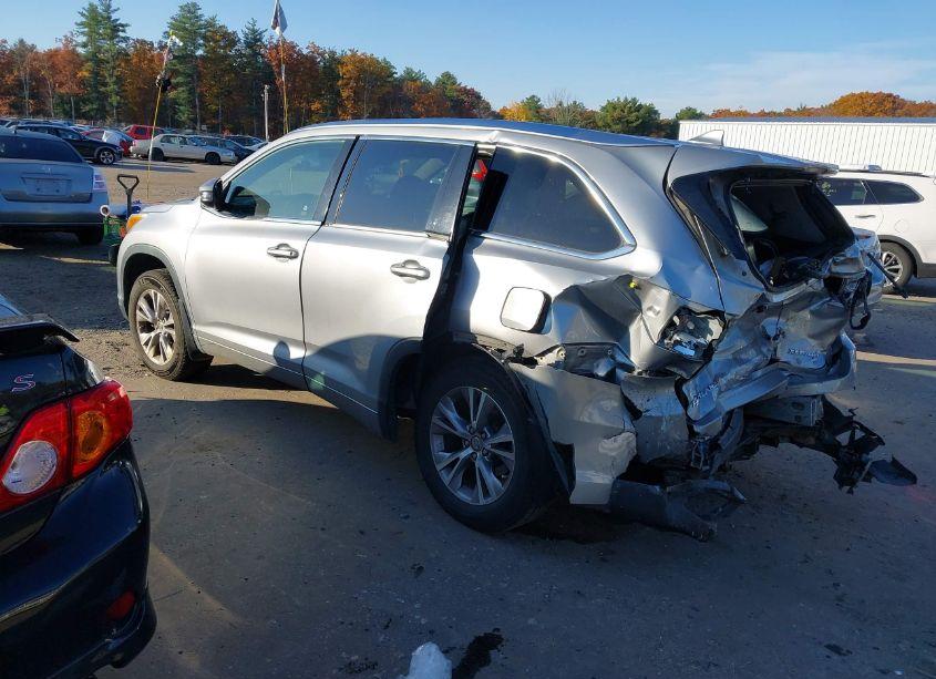 Photo 3 of 2015 Toyota Highlander XLE V6 (VIN 5TDJKRFH4FS224118)