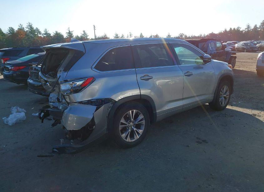Photo 4 of 2015 Toyota Highlander XLE V6 (VIN 5TDJKRFH4FS224118)