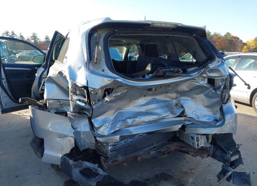 Photo 6 of 2015 Toyota Highlander XLE V6 (VIN 5TDJKRFH4FS224118)