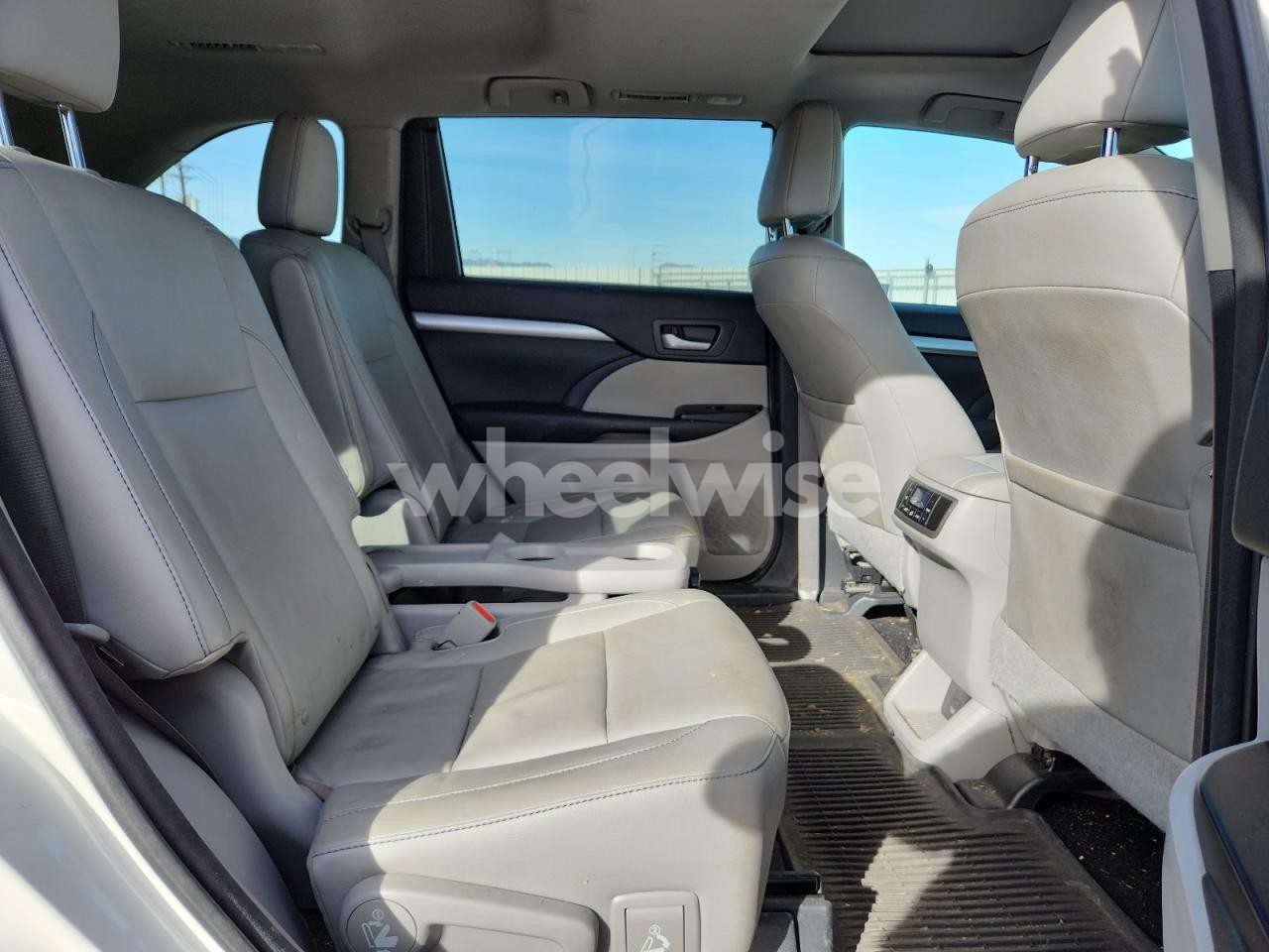 Photo 11 of 2016 TOYOTA HIGHLANDER XLE (VIN 5TDJKRFH4GS274468)