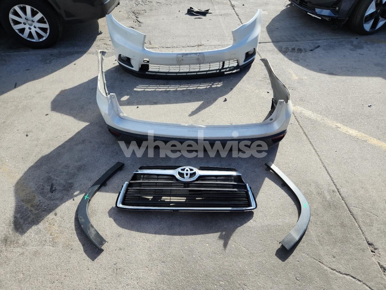 Photo 13 of 2016 TOYOTA HIGHLANDER XLE (VIN 5TDJKRFH4GS274468)