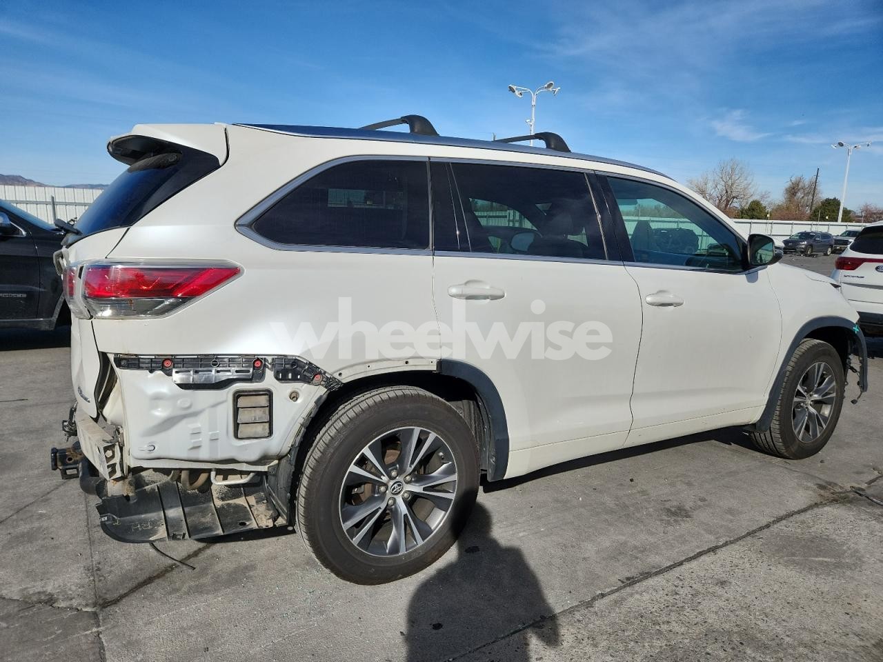 Photo 3 of 2016 TOYOTA HIGHLANDER XLE (VIN 5TDJKRFH4GS274468)