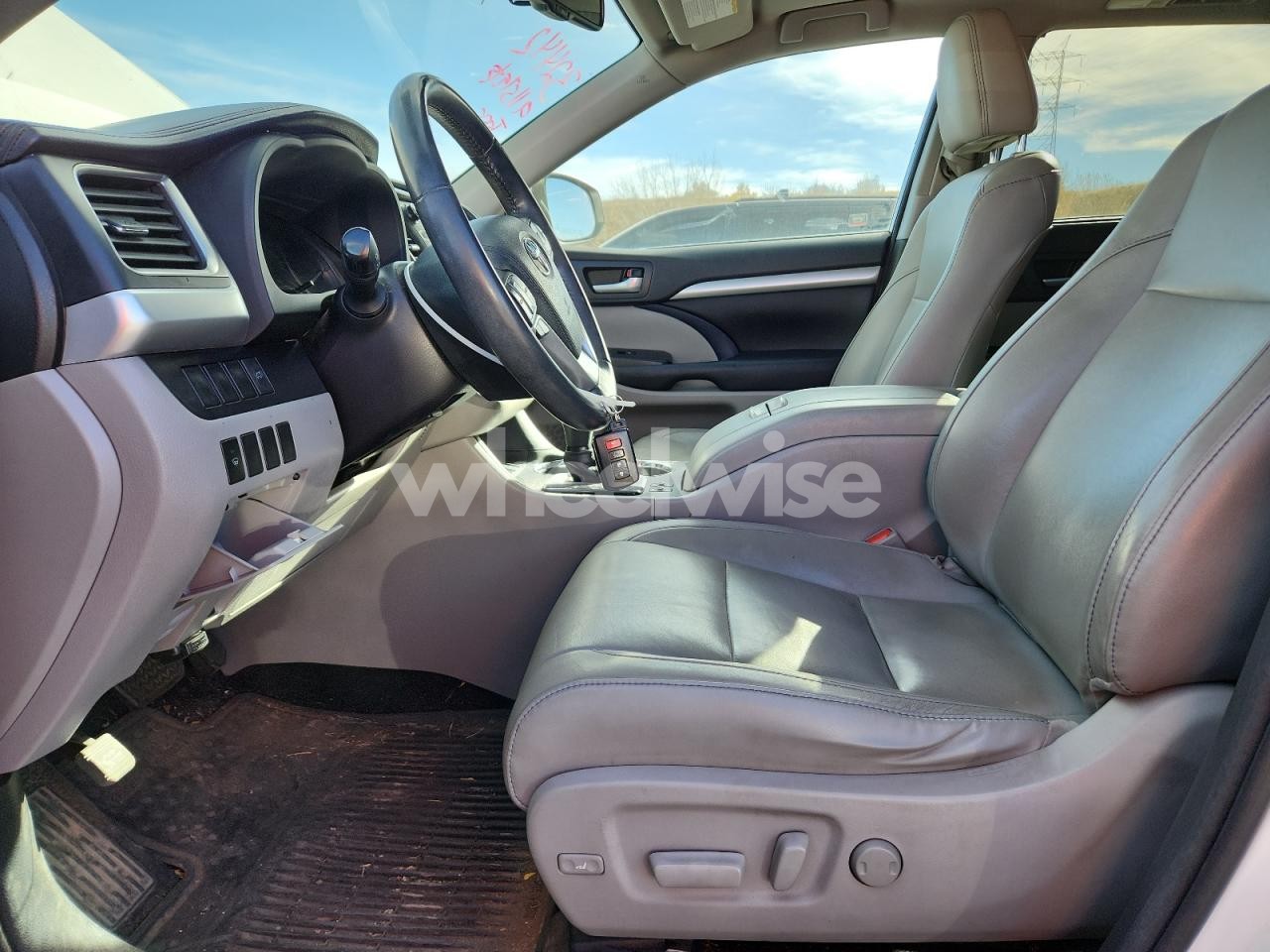 Photo 7 of 2016 TOYOTA HIGHLANDER XLE (VIN 5TDJKRFH4GS274468)