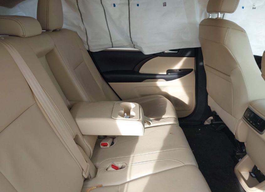 Photo 8 of 2016 Toyota Highlander XLE V6 (VIN 5TDJKRFH4GS280738)