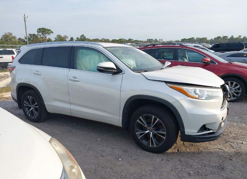 Photo 12 of 2016 Toyota Highlander XLE V6 (VIN 5TDJKRFH4GS313155)