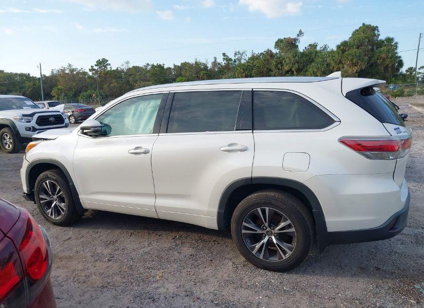 Photo 13 of 2016 Toyota Highlander XLE V6 (VIN 5TDJKRFH4GS313155)