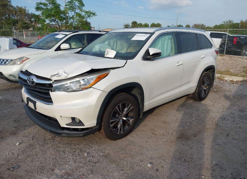Photo 2 of 2016 Toyota Highlander XLE V6 (VIN 5TDJKRFH4GS313155)