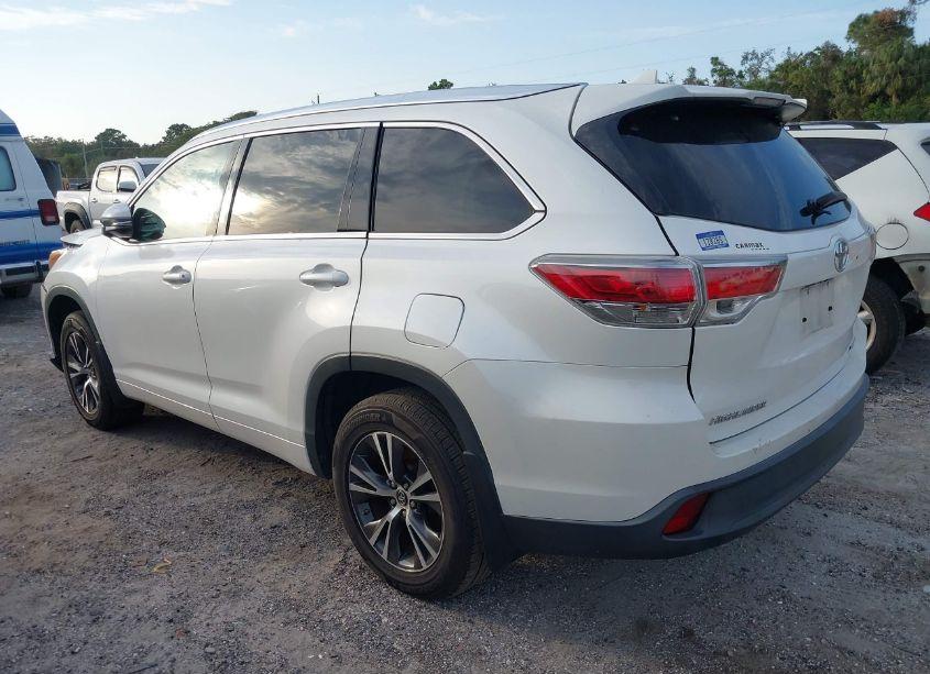 Photo 3 of 2016 Toyota Highlander XLE V6 (VIN 5TDJKRFH4GS313155)