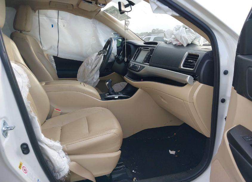 Photo 5 of 2016 Toyota Highlander XLE V6 (VIN 5TDJKRFH4GS313155)