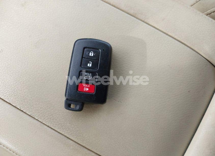 Photo 11 of 2016 Toyota Highlander XLE V6 (VIN 5TDJKRFH4GS350013)