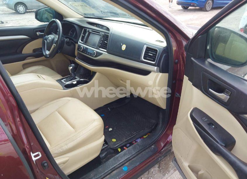 Photo 5 of 2016 Toyota Highlander XLE V6 (VIN 5TDJKRFH4GS350013)