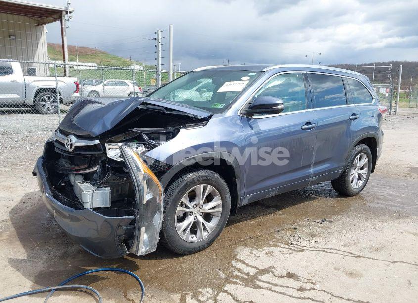 Photo 2 of 2015 Toyota Highlander XLE V6 (VIN 5TDJKRFH5FS080160)