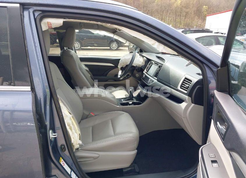 Photo 5 of 2015 Toyota Highlander XLE V6 (VIN 5TDJKRFH5FS080160)