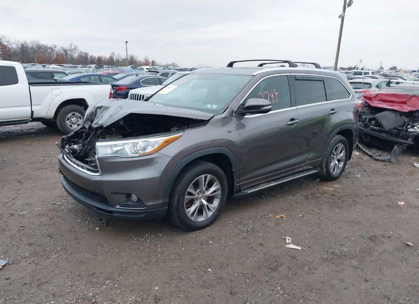 Photo 2 of 2015 Toyota Highlander XLE V6 (VIN 5TDJKRFH5FS154497)