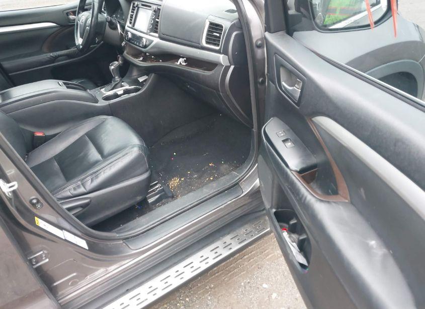 Photo 5 of 2015 Toyota Highlander XLE V6 (VIN 5TDJKRFH5FS154497)