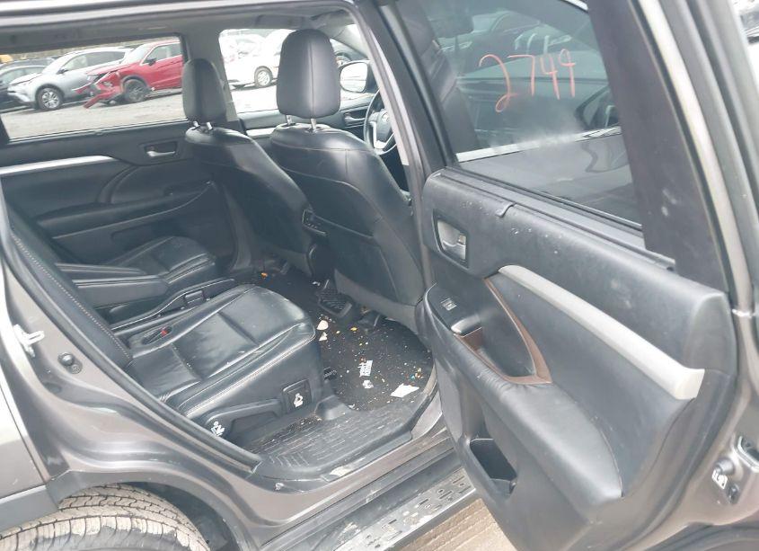 Photo 8 of 2015 Toyota Highlander XLE V6 (VIN 5TDJKRFH5FS154497)
