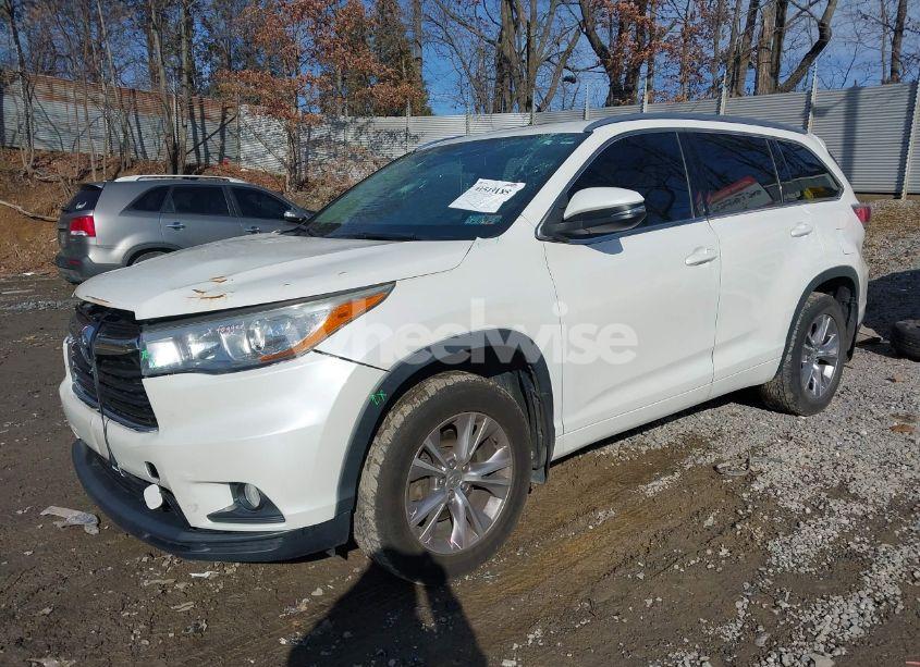 Photo 2 of 2015 Toyota Highlander XLE V6 (VIN 5TDJKRFH5FS181408)