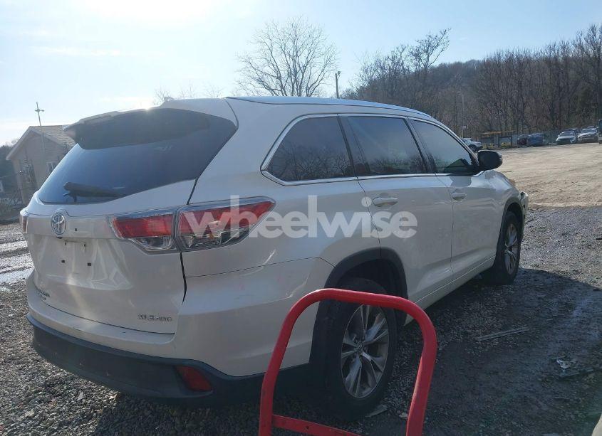 Photo 4 of 2015 Toyota Highlander XLE V6 (VIN 5TDJKRFH5FS181408)