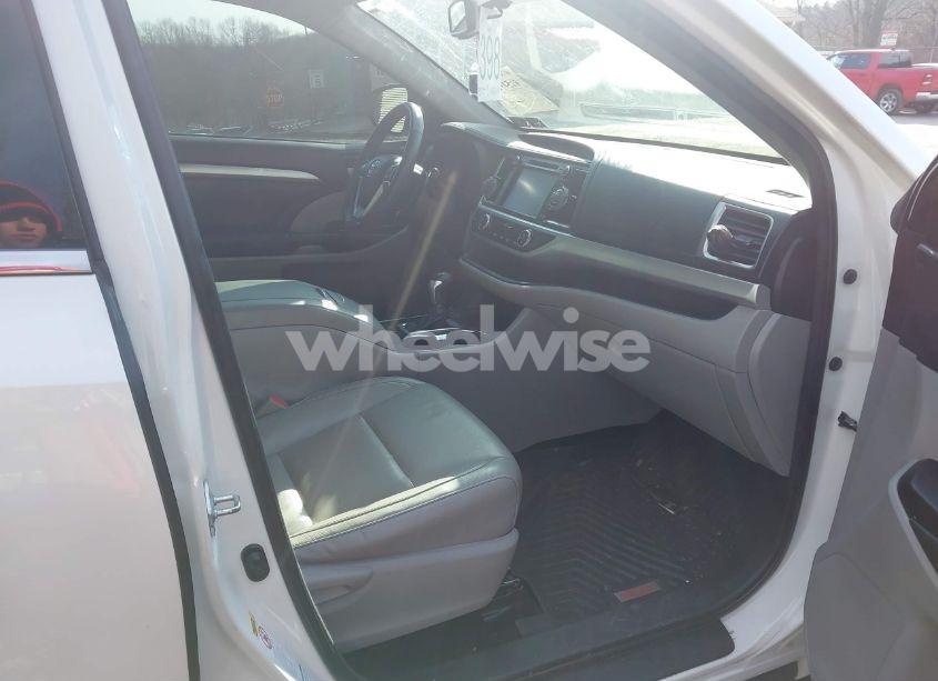 Photo 5 of 2015 Toyota Highlander XLE V6 (VIN 5TDJKRFH5FS181408)