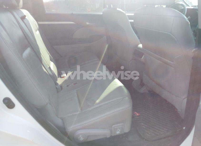 Photo 8 of 2015 Toyota Highlander XLE V6 (VIN 5TDJKRFH5FS181408)