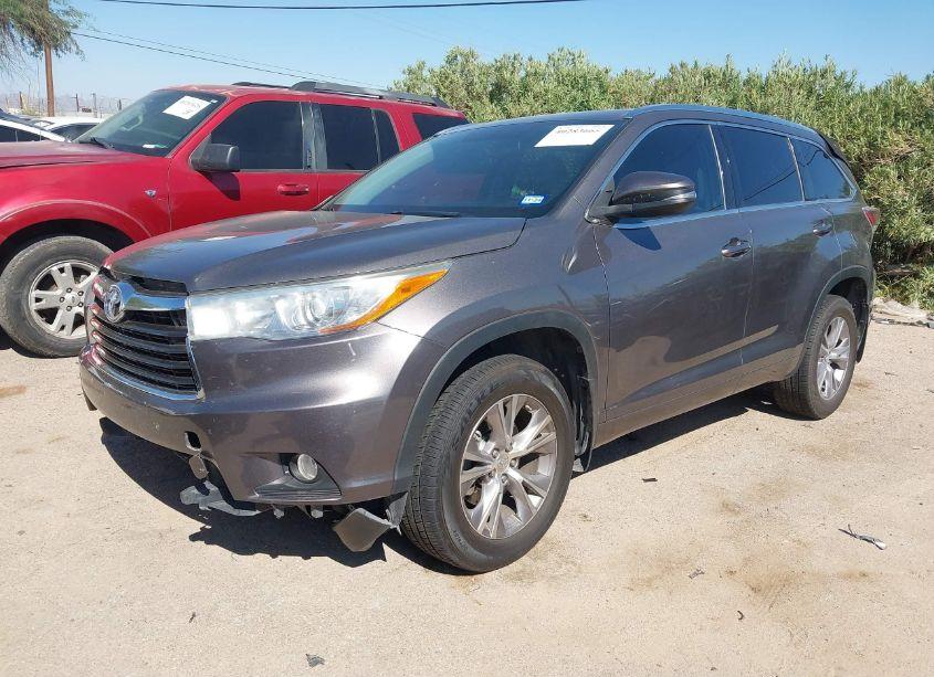 Photo 2 of 2015 Toyota Highlander XLE V6 (VIN 5TDJKRFH5FS193445)