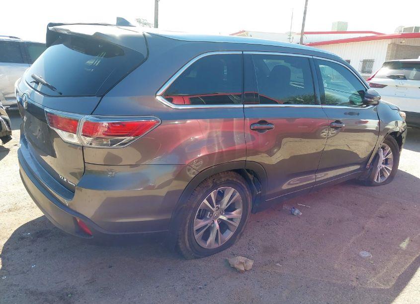 Photo 4 of 2015 Toyota Highlander XLE V6 (VIN 5TDJKRFH5FS193445)