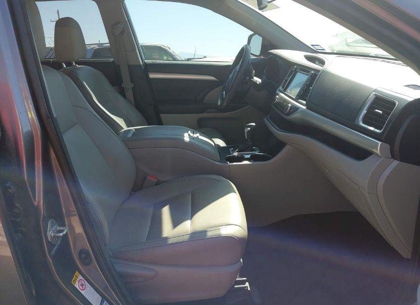 Photo 5 of 2015 Toyota Highlander XLE V6 (VIN 5TDJKRFH5FS193445)