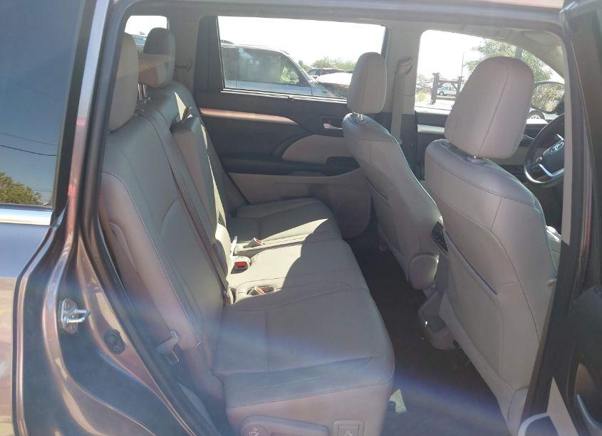 Photo 8 of 2015 Toyota Highlander XLE V6 (VIN 5TDJKRFH5FS193445)