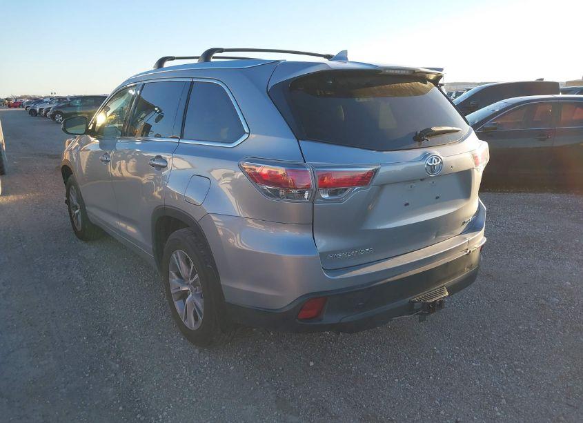 Photo 3 of 2015 Toyota Highlander XLE V6 (VIN 5TDJKRFH5FS203441)