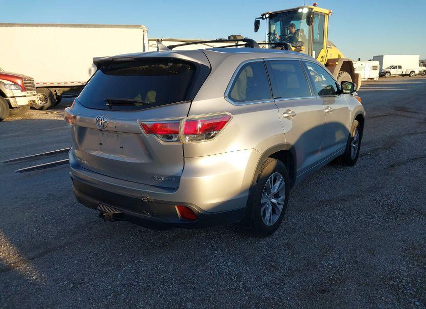 Photo 4 of 2015 Toyota Highlander XLE V6 (VIN 5TDJKRFH5FS203441)