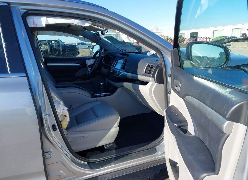 Photo 5 of 2015 Toyota Highlander XLE V6 (VIN 5TDJKRFH5FS203441)