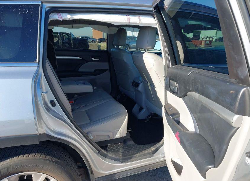 Photo 8 of 2015 Toyota Highlander XLE V6 (VIN 5TDJKRFH5FS203441)