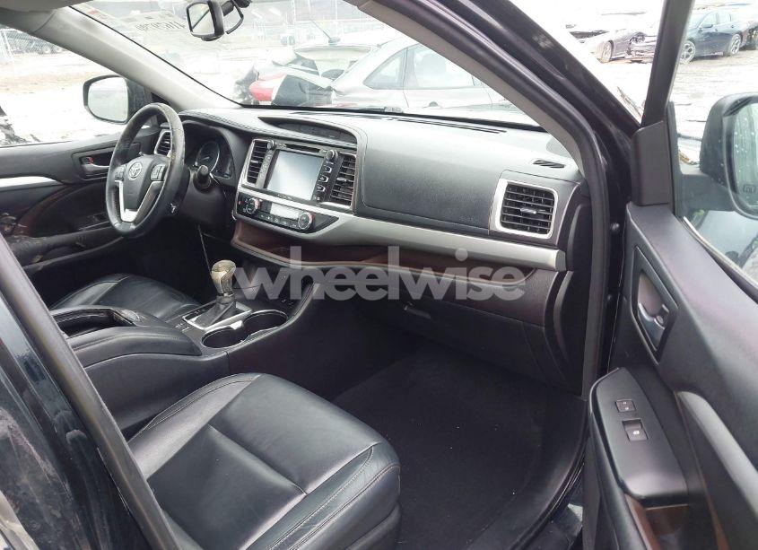 Photo 5 of 2016 Toyota Highlander XLE V6 (VIN 5TDJKRFH5GS235579)