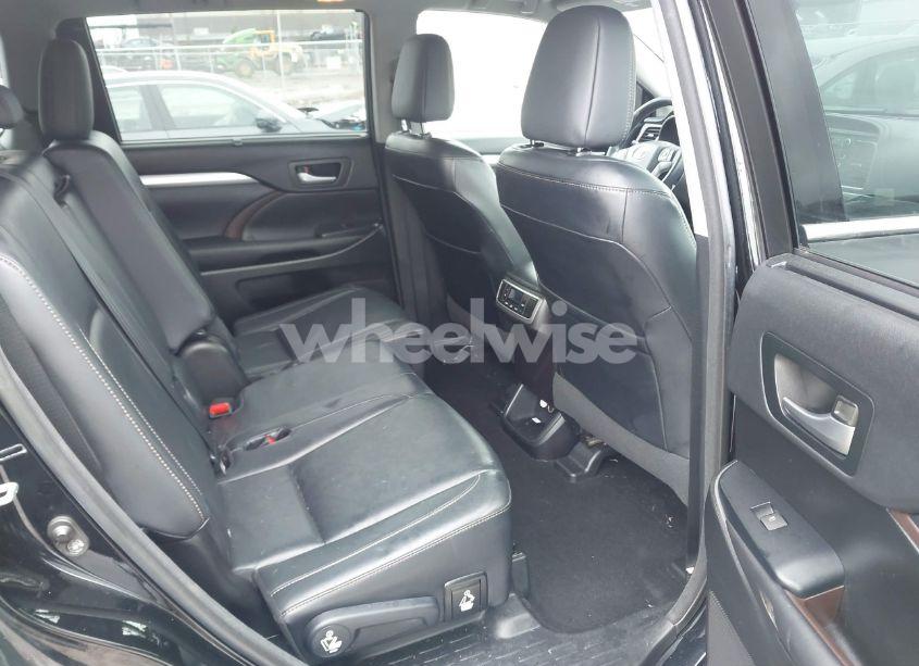 Photo 8 of 2016 Toyota Highlander XLE V6 (VIN 5TDJKRFH5GS235579)