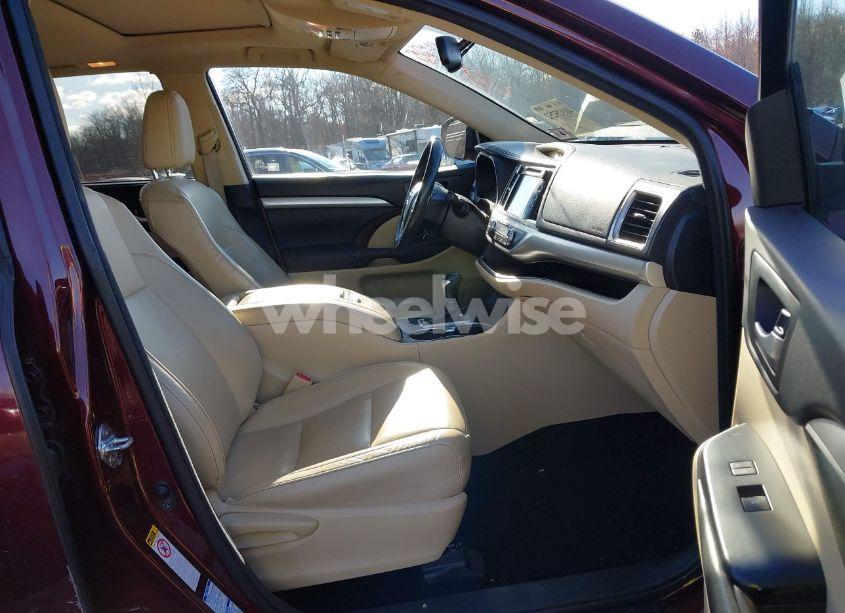 Photo 5 of 2016 Toyota Highlander XLE V6 (VIN 5TDJKRFH5GS246291)