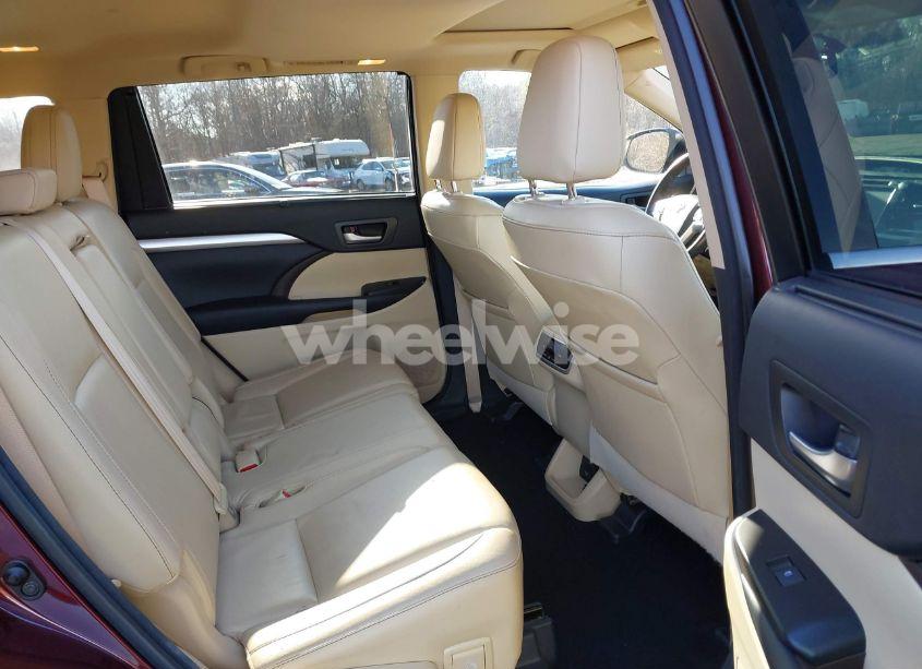 Photo 8 of 2016 Toyota Highlander XLE V6 (VIN 5TDJKRFH5GS246291)