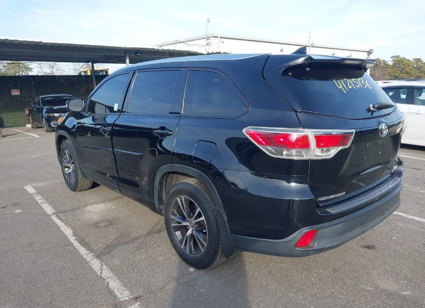 Photo 3 of 2016 Toyota Highlander XLE V6 (VIN 5TDJKRFH5GS254410)
