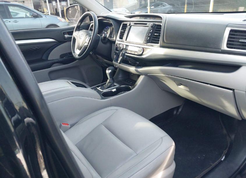 Photo 5 of 2016 Toyota Highlander XLE V6 (VIN 5TDJKRFH5GS254410)